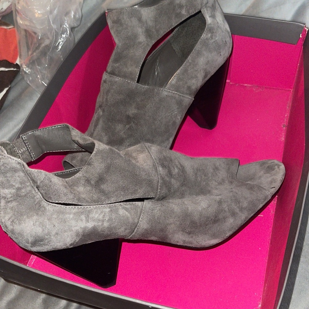 Vince camuto grey suede zipper in back open toed heels brand new size 12 m - Picture 2 of 8